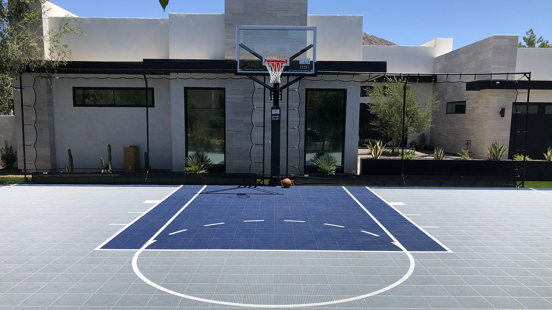 Backyard basketball Sportcourt